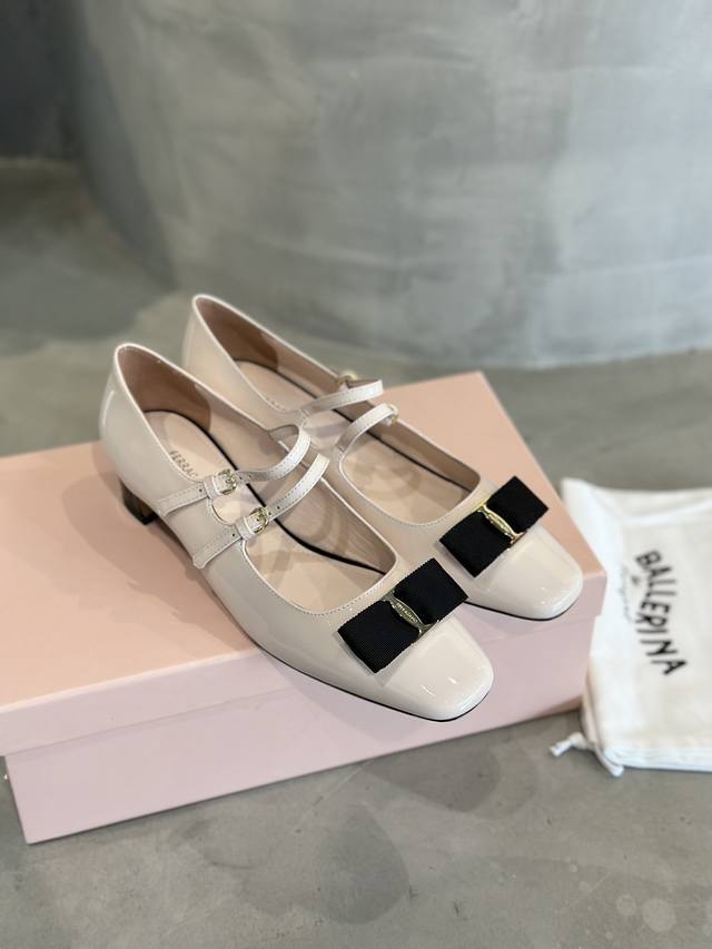 工厂p价 Ferraga*O 菲拉*慕春夏新款双搭扣复古玛丽珍鞋！ 菲拉家自带高级感的玛丽珍！双搭扣设计复古又精致，鞋头蝴蝶结搭配新金属饰件，细节感拉满。中跟高