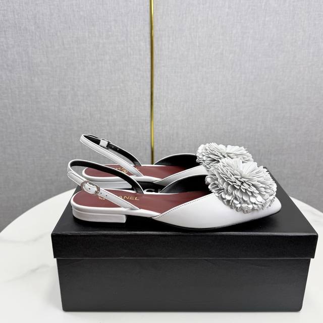 Chane*｜小香25A早春新品 山茶花玛丽珍单鞋 这一季山茶花系列真的超美 香奶奶家一贯的优雅名媛气质 高级感十足！上脚非常Nice～ 不管光脚穿或搭配裙装、