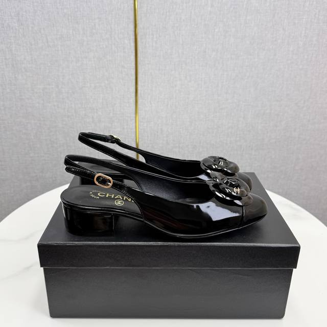 2025小香 本季秋冬季必备单品！山茶花单鞋！ 小红书力推款，怎么搭配都好看，时髦精必备，香奈儿女士钟爱简约又难以抗拒系搭配展现与众不同的穿搭风格、自由混搭闪耀