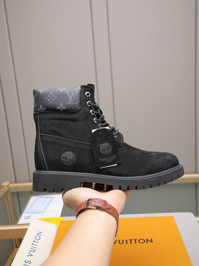 Louis Vuitton Ss25 Lv新款厚底系带大头鞋男士休闲鞋高帮小短靴。本款 靴子以头层小牛皮革裁出轻盈舒适鞋身。厚实 Eva外底点缀醒目凸纹，亦刚亦