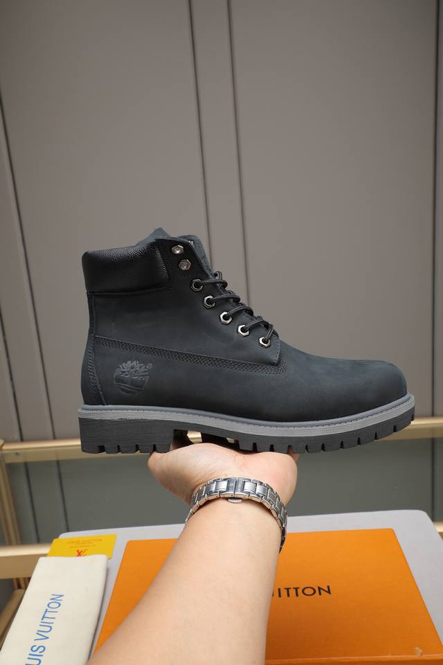 Louis Vuitton Ss25 Lv新款厚底系带大头鞋男士休闲鞋高帮小短靴。本款 靴子以头层小牛皮革裁出轻盈舒适鞋身。厚实 Eva外底点缀醒目凸纹，亦刚亦