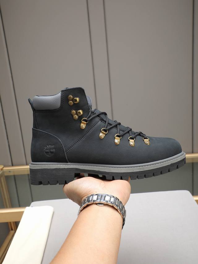 Louis Vuitton Ss25 Lv新款厚底系带大头鞋男士休闲鞋高帮小短靴。本款 靴子以头层小牛皮革裁出轻盈舒适鞋身。厚实 Eva外底点缀醒目凸纹，亦刚亦