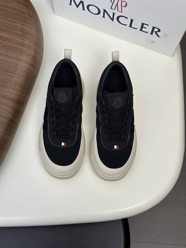Moncler蒙口 男鞋运动鞋,进口透气网面、氯丁橡胶 各种材质拼接打造，鞋面采用鞋带和橡胶嵌件设计，后跟Moncler标志，大底采用Tpu+橡胶+高弹橡胶发泡