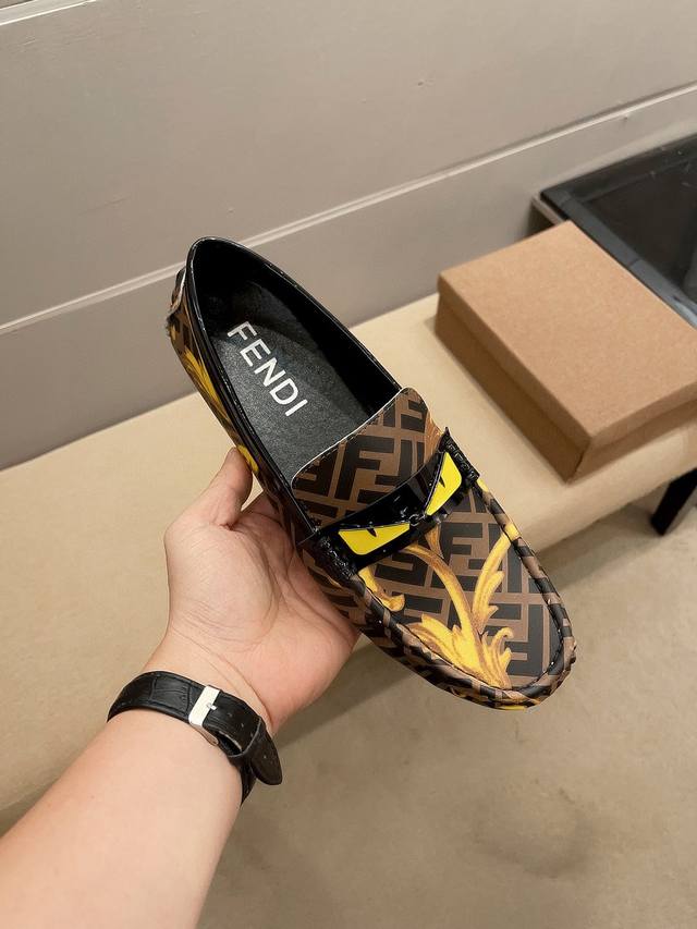 品牌芬迪，官网新款+爆款，鞋面采用头层原版牛皮+原版铁扣，舒适透气牛里真材实料，世界杯纪念版官方香港尖沙咀广东道5号海港城店同步售卖，专柜价10150港币， 大