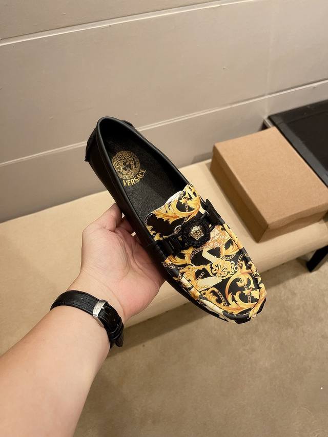 实价 Verace 范思哲旗舰店商务休闲豆豆鞋，官网新款+爆款，官方最新元素潮爆全球，火爆热卖，原版版本，专柜一比一，鞋面意大利进口原版头层牛皮 绝对高端 原版