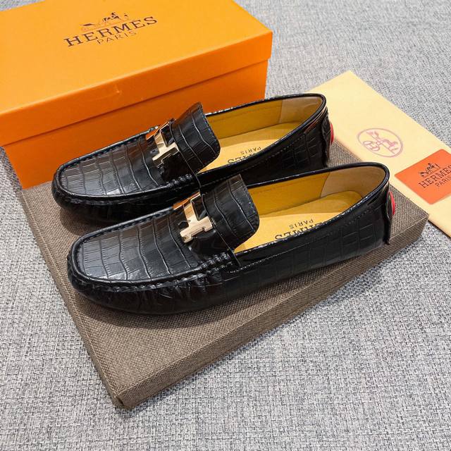 实价，爱马仕 HermèS 官方新款，意大利名模贵族们爆款，HermèS时尚界的佼佼者，无可超越，适合驾车，休闲，白领，商务男士首选，明星同款，鞋面采用进口原版
