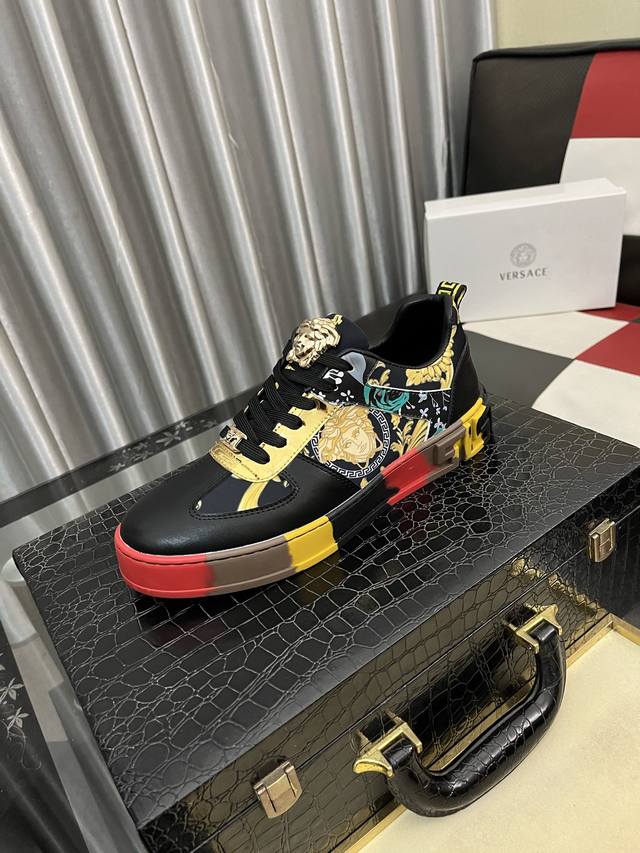 出厂价pp： 范思哲 男士新款最新爆款休闲鞋，顶端品牌 奢侈 鞋面選用进口品牌印花面料+牛皮，透气内里+猪皮垫脚 精细做工。个性时尚耐磨防滑大底，上脚轻巧舒适，