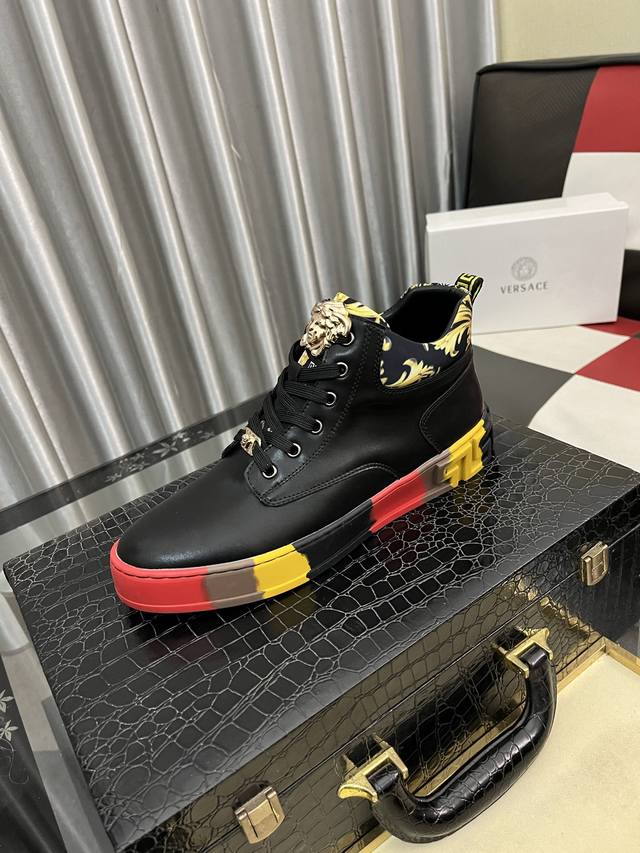 出厂价pp： 范思哲 男士高帮新款最新爆款休闲鞋，顶端品牌 奢侈 鞋面選用进口品牌印花面料+牛皮，透气内里+猪皮垫脚 精细做工。个性时尚耐磨防滑大底，上脚轻巧舒