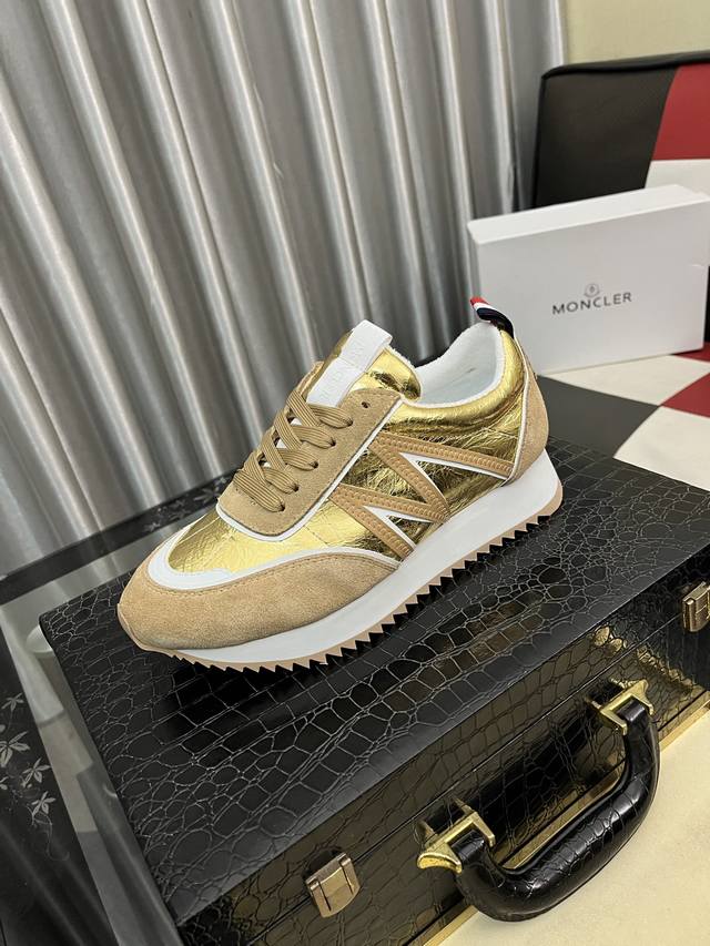 出厂价pp： Moncler蒙口 2025男士冬季，进口透气网面、氯丁橡胶 各种材质拼接打造，鞋面采用鞋带和橡胶嵌件设计，后跟Moncler标志，大底采用Tpu