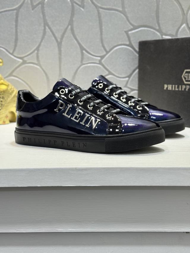 philipp plein-菲利普普来因 普来因潮流男士系列休闲鞋在经典的基础上采用流线型设计这款采用牛皮搭配五金配件羊皮内里精心制作,层次鲜明，增加时尚指数，