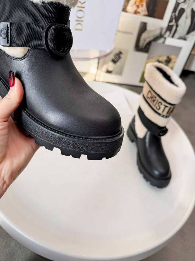 实价： 2026Dior迪奥秋冬新品时尚与潮流并存。进口牛皮原版一比一订制。女35-41 面料：进口牛皮 内里：羊皮里 大底：发泡大底 超轻