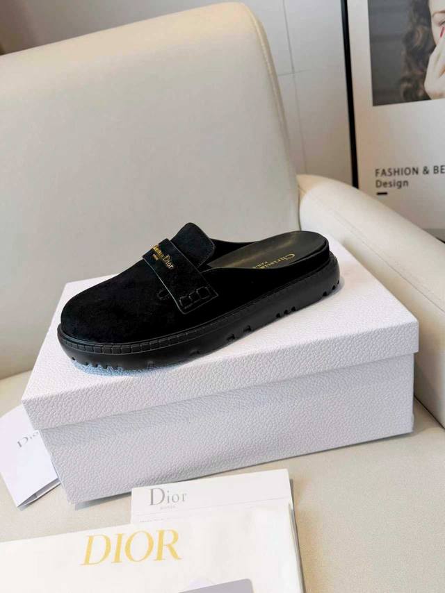 实价： 2026Dior迪奥秋冬新品时尚与潮流并存。进口牛皮原版一比一订制。女35-41 面料：进口牛筋 内里：羊皮里 大底：发泡大底 超轻