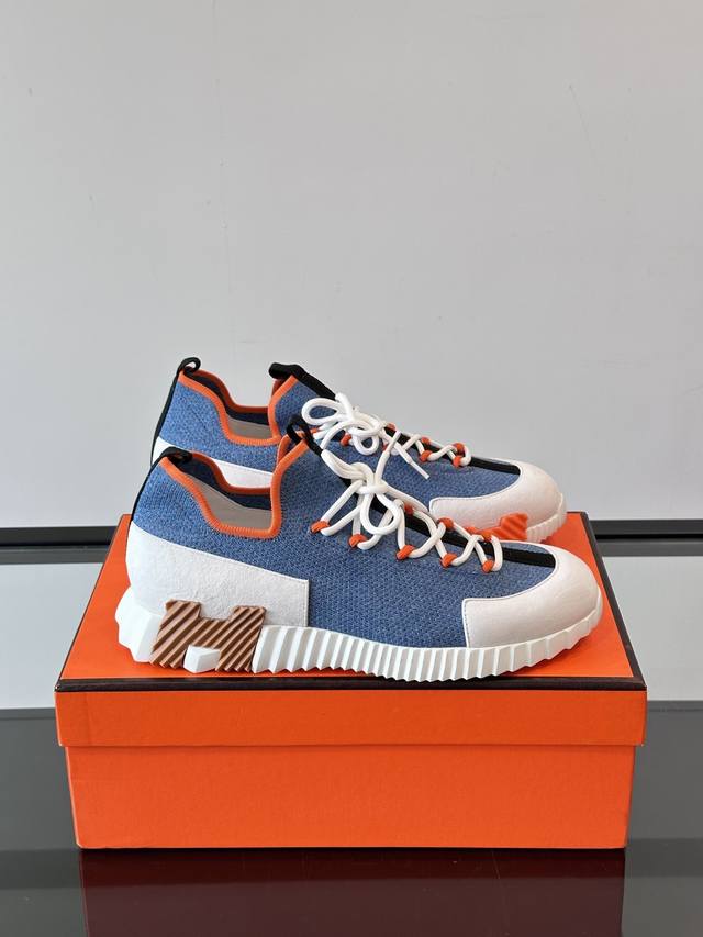 Herme* 爱马仕高端男士时尚休闲运动鞋，精工打造，定制进口飞织制作，叠层设计鞋面线条感层次分明，羊皮内里脚垫，轻质橡胶大底。轻奢风格，复古的舒适圆头，鞋面透