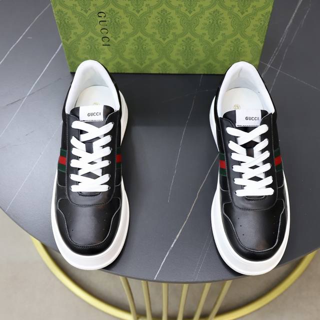 出厂价pp： 品牌：古奇Gucci 标准码：38-44 45订做 等级：官网同款 材料：原版皮料拼接品牌布匹 舒适透气羊皮内里 轻便耐磨大底 款式类别：男士时尚