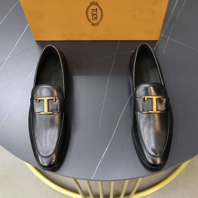 出厂价pp： 顶级原单 品牌：托德斯Tod S 标准码：男码39-44 45可以定做 等级：官网同款 材料：原版牛皮 牛皮内里 原版耐磨柔软大底 款式类别：年轻