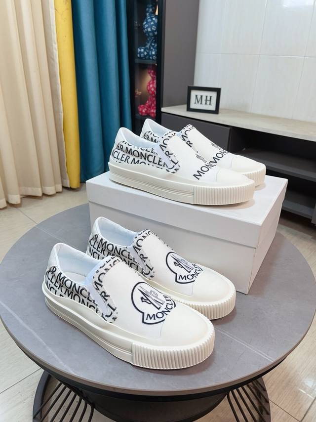 出厂价p Moncler 蒙口、官网同款 高品质男鞋 材料：定制小牛皮 真皮透气内里真皮鞋垫 原版开模防滑大底款式类型：男士休闲运动鞋 系带款男鞋系列 欧美潮流