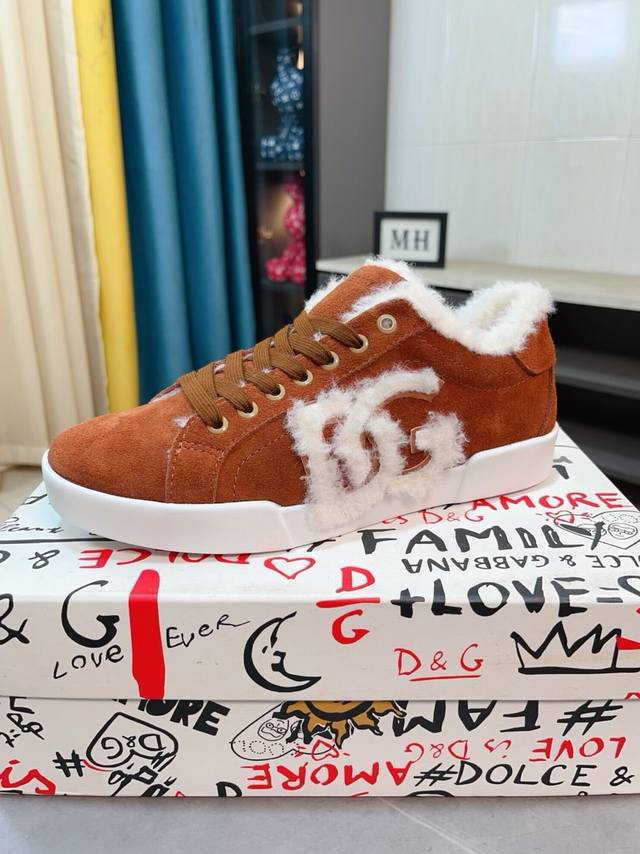 出厂价p Dg～ 男士休闲鞋 Z柜同步发售 鞋面选用反绒皮电绣毛里内里，舒适透气，鞋底：原版舒适耐磨大底，实物拍摄实物更赞码数:38-44