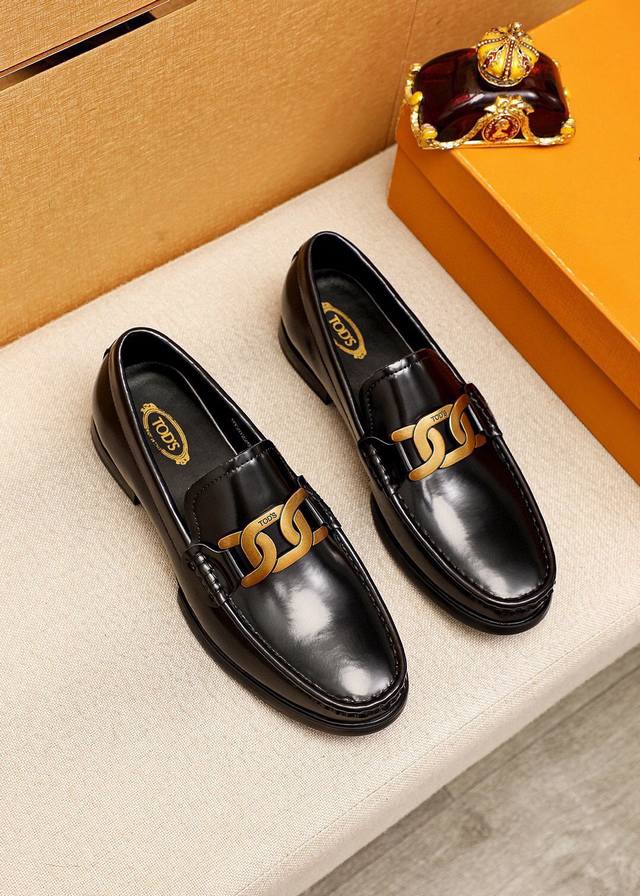 商品商标：Tods 托德斯 休闲皮鞋 正码码数: 39-44 38.45订制 商品材料：精选 头层开边珠牛皮鞋面+奢华五金扣，进口牛皮内里。强烈立体视觉效果，橡