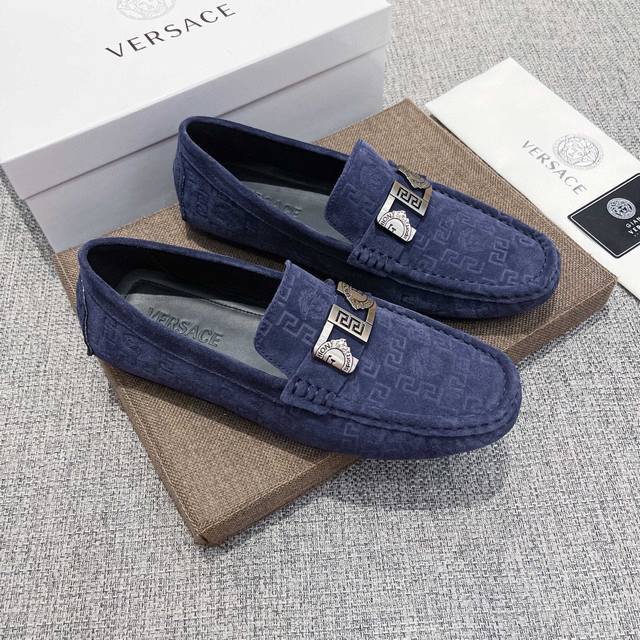 实价 范思哲 专柜旗舰店高端新款，官方最新元素潮爆全球，官网火爆热卖，原版版本，专柜爆款，其产品渗透生活的每个角落，鞋面意大利进口原版头层反绒牛皮 绝对高端 原