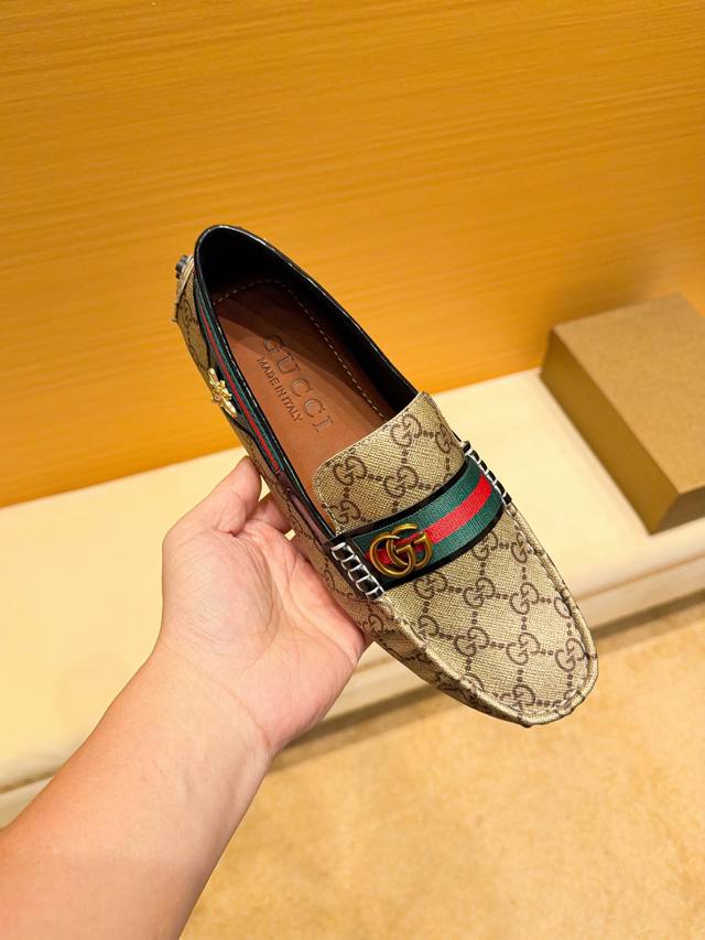 古驰 Gucci ，1921年创立于佛罗伦萨，是全球奢侈品品牌之一，其独特的创意和革新风靡全球，古驰 永恒而经典，一直以来深受明星们的青睐，并成为世界上流社会人