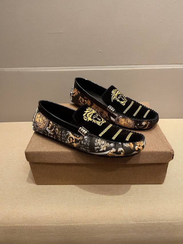 实价 Verace 范思哲官方旗舰店男士四季休闲商务豆豆鞋，最新元素潮爆全球，官网火爆热卖，原版版本，专柜一比一，鞋面意大利进口原版磨砂牛皮性感美灶莎头像刺绣，