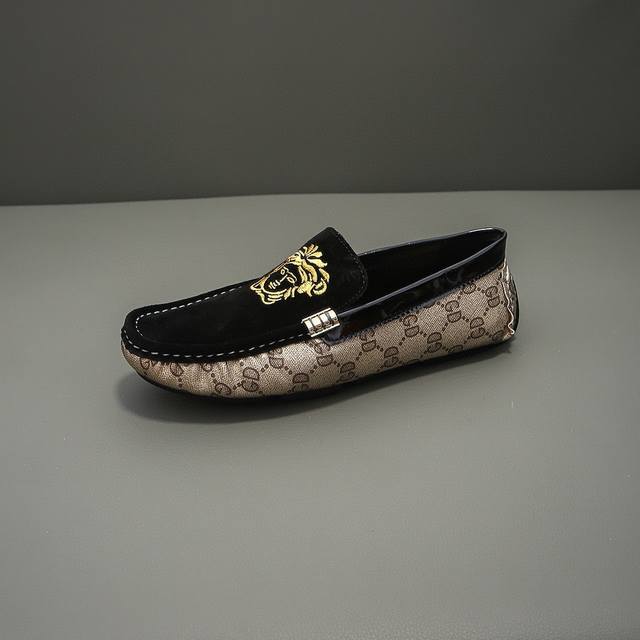 实 ，官方新款，范思哲古奇联名版，全球限量68双，官方首发，此款曾经被官方首说最牛的合作精神，巴黎街头名模爆款，官网最新款休闲商务豆豆鞋，鞋面采用原版进口头层磨