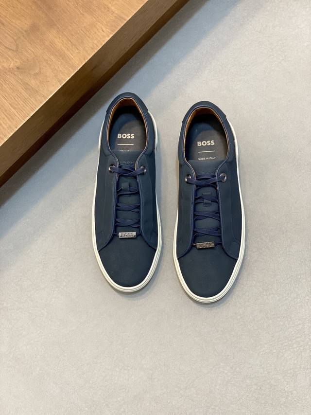 Boss 顶级 Size：39-44 38.45定做 Boss男士休闲运动鞋，原版开模，头层磨砂牛皮 透气不闷脚 吸汗牛皮内里，上脚柔软舒适 原版大底脚感轻便！