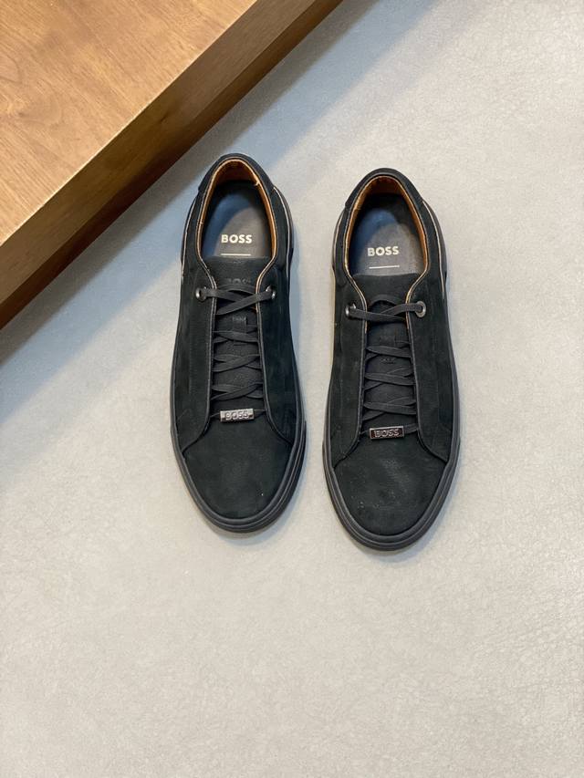 Boss 顶级 Size：39-44 38.45定做 Boss男士休闲运动鞋，原版开模，头层磨砂牛皮 透气不闷脚 吸汗牛皮内里，上脚柔软舒适 原版大底脚感轻便！