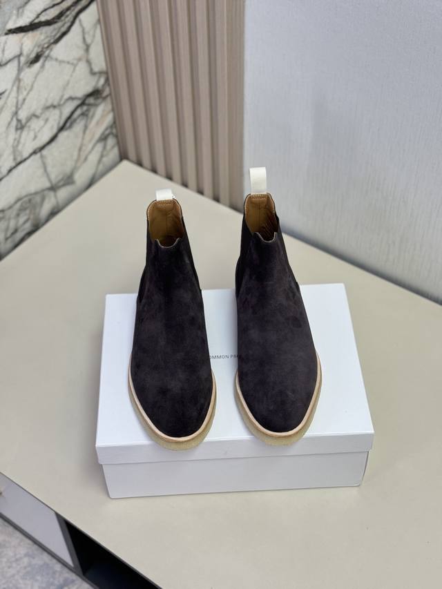 Cp切尔西靴 顶级 Size:38-44 38 .45 .46订不退换 注意另因烟胶底易脏，试脚不要撕膜，影响二次销售的不能退换！ Common project