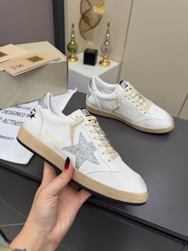 工厂p价 Golden Goose Ggdb百搭休闲鞋双色底星星作旧小脏鞋追求“完美的不完美”品牌标志性的Lived-In 岁月留痕，做旧处理和独特的星星元素，