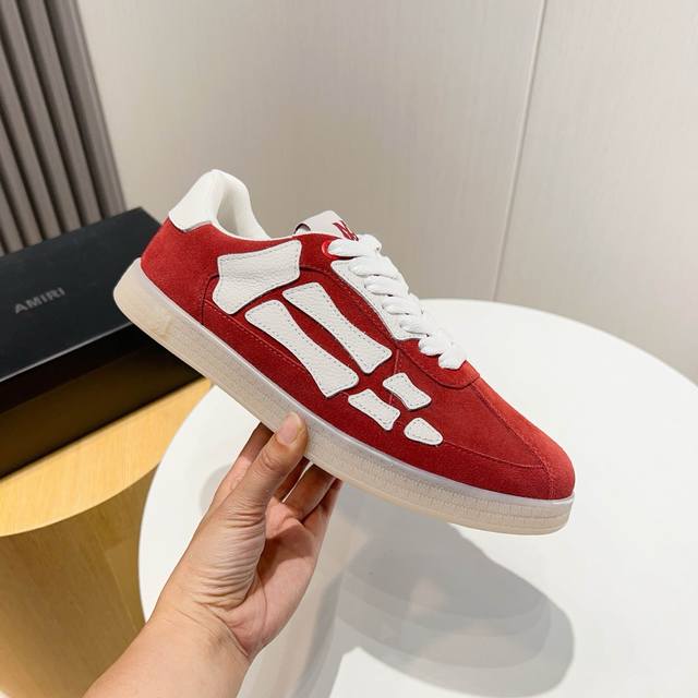 工厂p价 新款Amiri潮鞋，低帮休闲运动鞋，明星同款，精选磨砂牛皮拼接骨头风格制作，原版大底，上脚舒适，做工质感高档次欢迎选购 Size：39-45 46定做