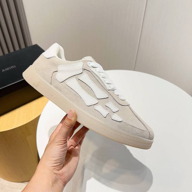 工厂p价 新款Amiri潮鞋，低帮休闲运动鞋，明星同款，精选磨砂牛皮拼接骨头风格制作，原版大底，上脚舒适，做工质感高档次欢迎选购 Size：39-45 46定做