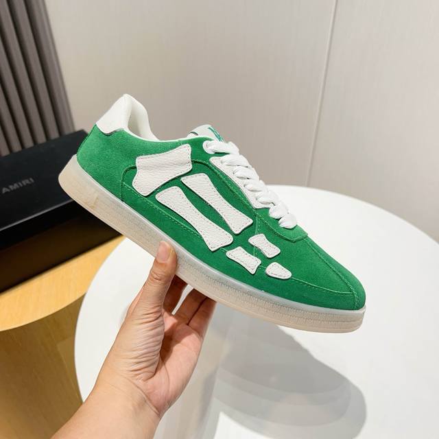 工厂p价 新款Amiri潮鞋，低帮休闲运动鞋，明星同款，精选磨砂牛皮拼接骨头风格制作，原版大底，上脚舒适，做工质感高档次欢迎选购 Size：39-45 46定做