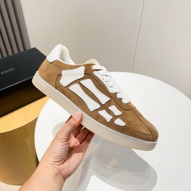 工厂p价 新款Amiri潮鞋，低帮休闲运动鞋，明星同款，精选磨砂牛皮拼接骨头风格制作，原版大底，上脚舒适，做工质感高档次欢迎选购 Size：39-45 46定做