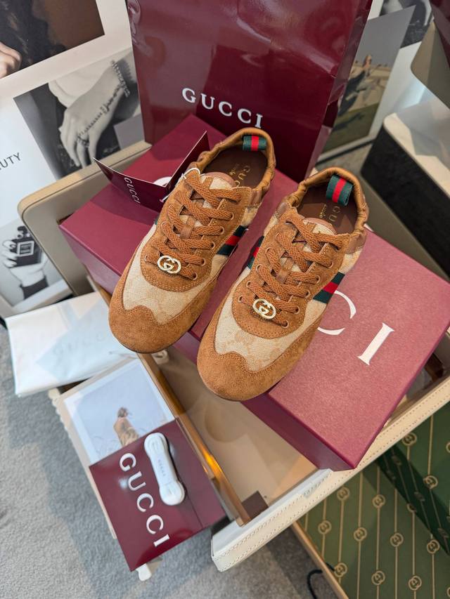 Gucci 新款Shift 百搭宝藏鞋本季度值得入手的舒适单品，鞋型简约复古，各种经典元素，细节满满，颜值在线 网眼+麂皮的材质透气又软乎乎，摩登步调，始于足下