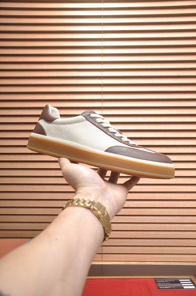 出厂价p Lp经典乐福鞋，意大利宝藏品牌，唯一能和爱马仕匹配的品牌！穿了才知道不能辜负我们的双脚，鞋面进口小羊绒，水染牛皮内里牛皮垫脚 官方原版玻璃胶大底、吊坠