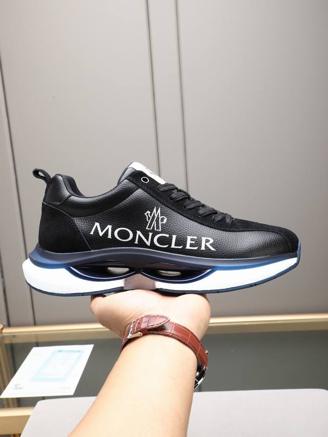 Moncler 蒙口男士休闲运动鞋，具有舒适防滑性能，采用牛皮透气网里！兼备创新、功能性与图形细节于一体，诠释潮流时尚。大底高弹橡胶发泡组合成型，具有高弹性高耐