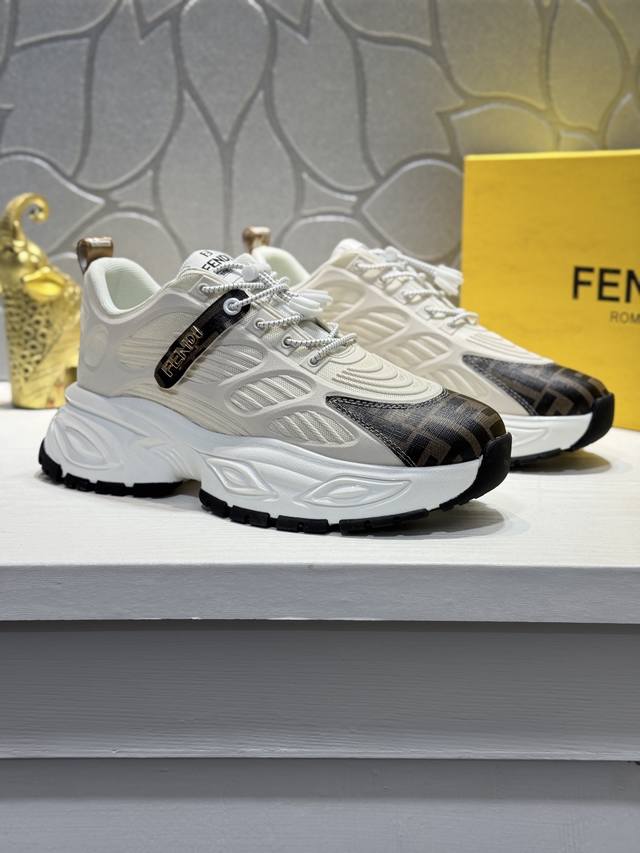 Fendi*芬迪顶级代购 男士专柜新款 原厂配置、意大利进口牛皮拼接，网布内里，内增高，鞋底：原厂特供原版底超级舒适，原厂跟单货 高品质，二色可选，可随意进出专