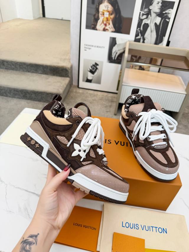 实价： 面包鞋 升级版 Lv-路易-威登 pk市场一切版本 情侣款 走秀新款 篮球板鞋 代购品质 原版1：1开发！！上脚非常舒适 做工精细 鞋面由意大利进口小牛