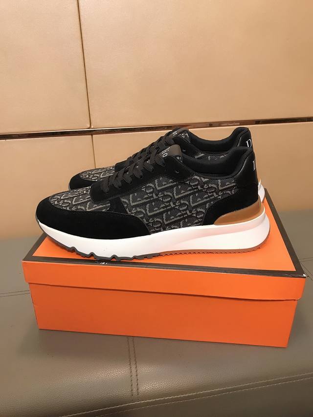 工厂p价 Dior 迪奥 新款低帮高端精品，男士时尚休闲鞋，颇具特色，鞋面进口柔软磨砂皮+印花面料，一展设计格调，羊皮鞋垫，脚感柔软舒适，原版耐磨专用大底！Si