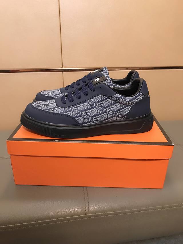 出厂价p Dior迪奥 爆卖款首发男鞋高端品牌 最新款系列：鞋面采用进口牛皮搭配专供面料打造羊皮透气内里。让行走更加便捷舒适，打造时尚个性衬托你的与众不同！潮男