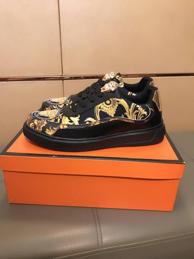 工厂p价 独家潮品，市场领先款 范思哲Versace ～独领风骚经典低帮懒人款，鞋面Logo更是重金精心打造 材料：进口头层牛皮+品牌印花面料，羊皮内里 欧美大