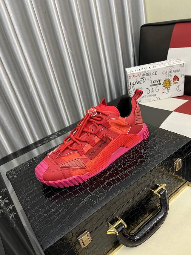 出厂价pp： Dg～ 男士休闲鞋 Z柜同步发售 鞋面选用牛皮拼接布料网布内里，舒适透气，鞋底：原版舒适耐磨大底，实物拍摄实物更赞码数:35-46