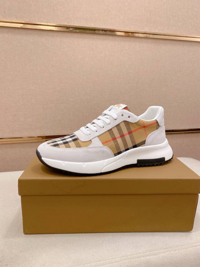 工厂p价 同步Burberry 巴宝莉 顶级代购同步发售。意大利进口头层牛皮配布料。全进口羊皮内里，鞋底：原厂特供原版底，独家活动成型底超级舒适，原厂跟单货，高