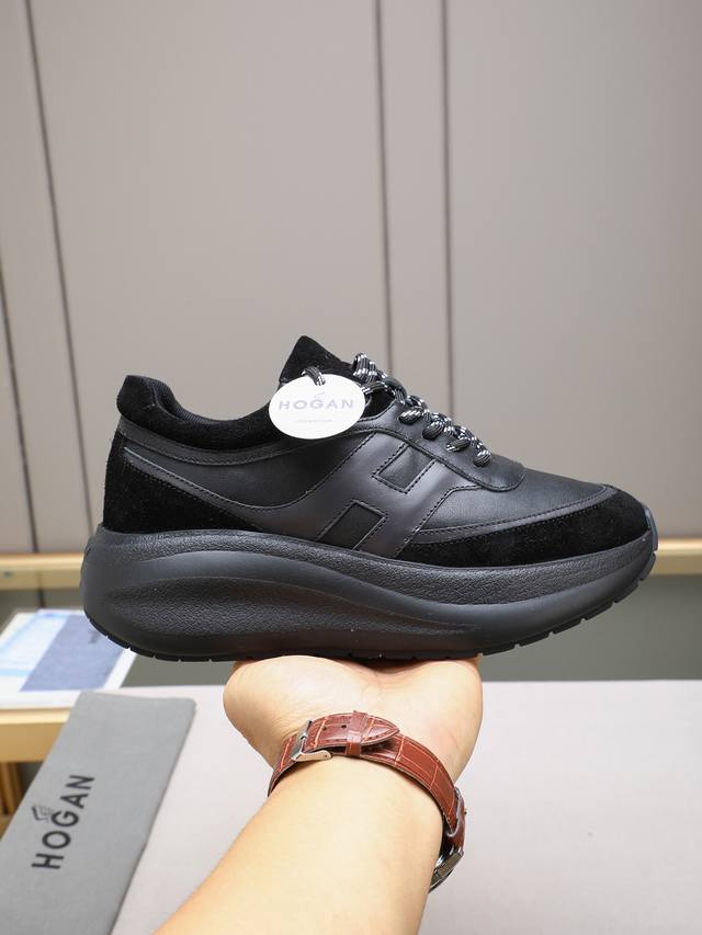 霍根新款，独家一比一开模，Hogan Chunky H696系列设计精巧，闪耀遐想期许，展映型格新潮，个性厚底舒适又使身姿挺拔修长，述说日常新象，写就现代底色，