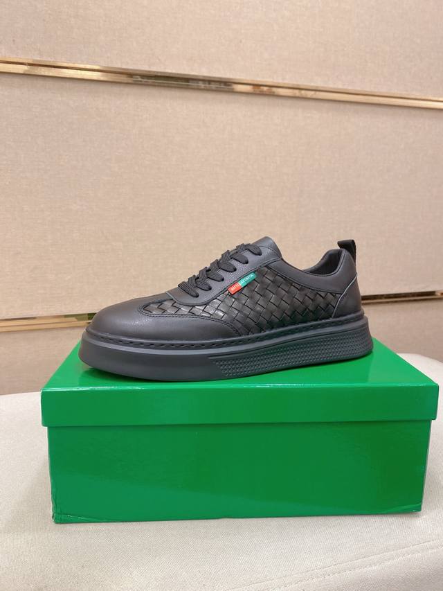 工厂p价 Bv 最新爆款休闲男鞋 鞋面进口头层牛皮。全进口头层皮内里做工精致、脚感极佳，特殊橡胶底，炫酷时尚，最新流行、时尚大底、赶紧行动吧。 码数：38-44