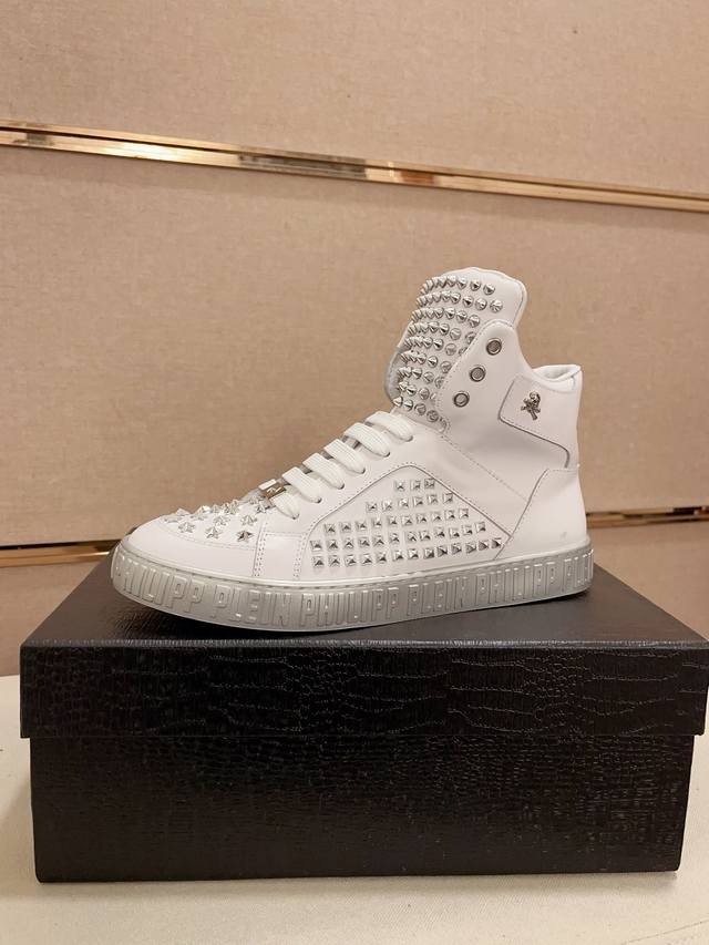 工厂p价 pp 顶级代购男士专柜同步发售 鞋面：全进口意大利头层牛皮配色铆钉，全牛皮内里 原厂特供原版底，独家活动成型底超级舒适，原厂跟单货，高品质，可随意进出