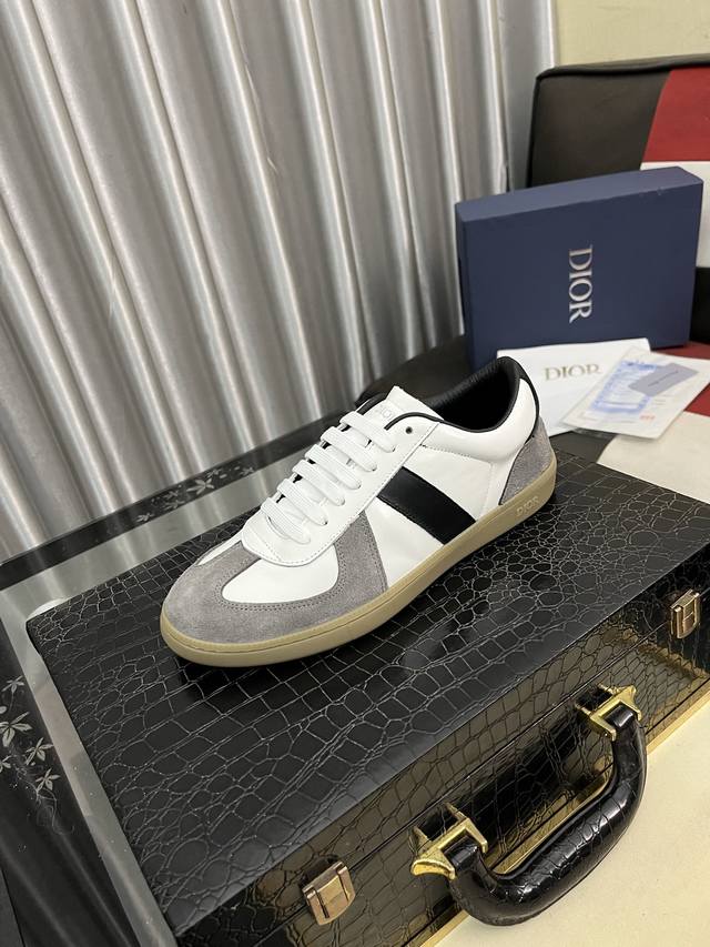 出厂价pp： Dior 迪奥 香港专柜新款休闲男鞋上市 官网1:1制作 意大利原版材料 欧美大师设计 完美造型打造专柜品质，纯色橡胶耐磨大底加经典炫头！超级百搭