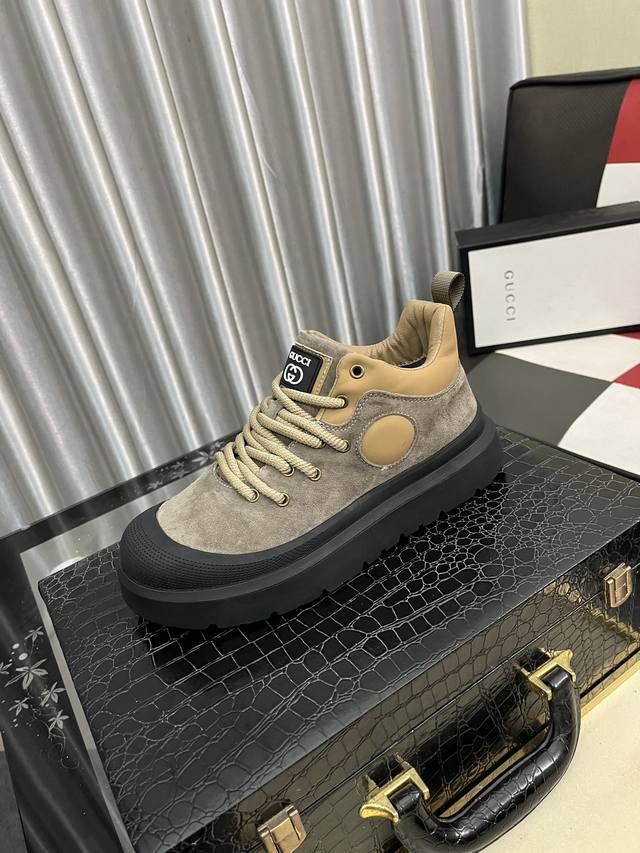 出厂价pp： ［古奇］新款休闲鞋。独家开模定制风格，面料采用意大利进口牛皮，真皮透气内里。独家开模定制大底耐磨。专柜级别版型，完美搭配、上脚效果，车工精湛。码数