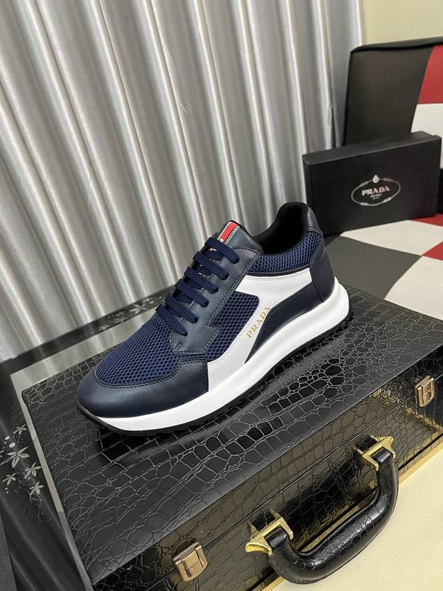 出厂价pp： 普拉达 男士经典休闲鞋，进口头层牛皮配专用材料，意大利进口水染小牛皮内里高档舒适，原版大底轻盈耐磨！纯手工制作，细节决定品质！Size：38-44